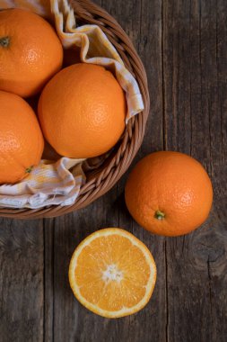 Hasır sepete yerleştirilmiş lezzetli taze portakallar. Yüksek kalite fotoğraf