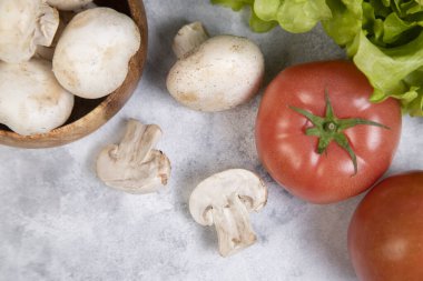 Taş zemine yerleştirilmiş çeşitli taze sağlıklı sebzeler. Yüksek kalite fotoğraf