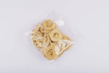 Beyaz arka planda plastik kurutulmuş elma halkaları. Yüksek kalite fotoğraf