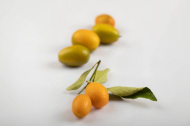 Beyaz arka plana yerleştirilmiş taze kumkatlar. Yüksek kalite fotoğraf