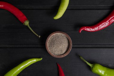 Kırmızı ve yeşil acılı biberler ahşap bir kasede baharatlı. Yüksek kalite fotoğraf