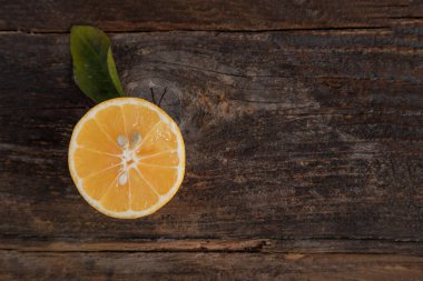 Tahta bir masanın üzerine yapraklı taze limon meyveleri. Yüksek kalite fotoğraf