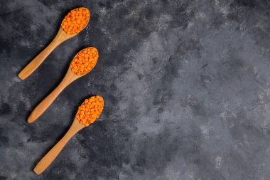 Mermer yüzeyde kırmızı mercimek fasulyesi.