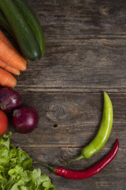 Tahta bir masanın üzerine taze olgun sebzeler. Yüksek kalite fotoğraf