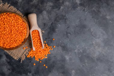 Mermer yüzeyde kırmızı mercimek fasulyesi.