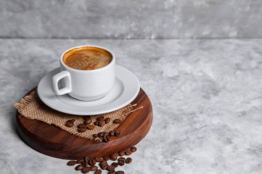 Bir fincan kahve ve tahta bir arka planda bir kupa sıcak çikolata.