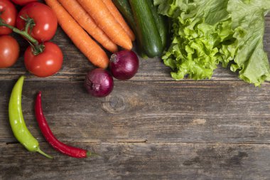 Tahta bir masanın üzerine taze olgun sebzeler. Yüksek kalite fotoğraf