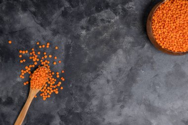 Mermer yüzeyde kırmızı mercimek fasulyesi.