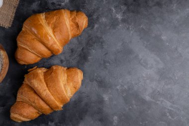 Mermer zemin üzerine yeni pişirilmiş sade kruvasanlar. Yüksek kalite fotoğraf