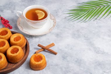 Üzerinde tarçın ve anason olan kurabiyeler beyaz arkaplanda