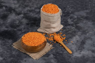 Mermer yüzeyde kırmızı mercimek fasulyesi.