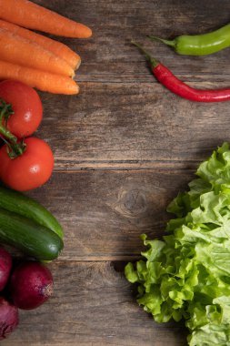 Tahta bir masanın üzerine taze olgun sebzeler. Yüksek kalite fotoğraf