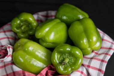 Tüm yeşil dolmalık biberler ahşap karanlık masaya konmuş. Yüksek kalite fotoğraf