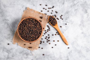 Mermer zemin üzerinde kara biber taneleri