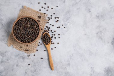 Mermer zemin üzerinde kara biber taneleri
