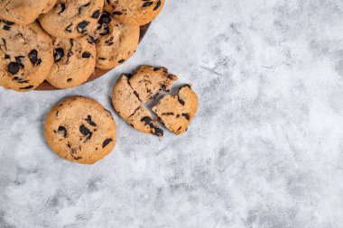 Gri arka planda kuru üzümlü tatlı kurabiyeli tabak, yakın görüş