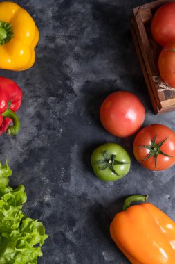 Taş zemine yerleştirilmiş çeşitli taze sağlıklı sebzeler. Yüksek kalite fotoğraf