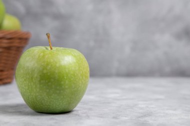 Taştan bir arka planda mükemmel taze yeşil elma sepeti. Yüksek kalite fotoğraf