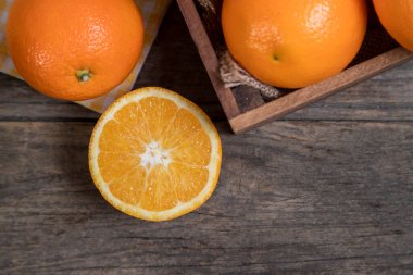 Tahta kutuya yerleştirilmiş lezzetli taze portakallar. Yüksek kalite fotoğraf