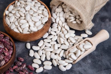 Kurutulmuş fasulye taneleriyle dolu bir yığın beyaz fasulye. Yüksek kalite fotoğraf