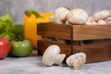 Taş zemine yerleştirilmiş çeşitli taze sağlıklı sebzeler. Yüksek kalite fotoğraf