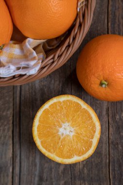 Hasır sepete yerleştirilmiş lezzetli taze portakallar. Yüksek kalite fotoğraf