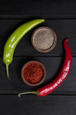 Kırmızı ve yeşil acılı biberler ahşap bir kasede baharatlı. Yüksek kalite fotoğraf