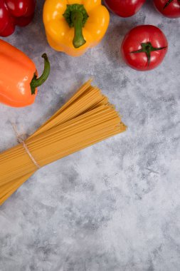 İple bağlanmış renkli dolma biberli ve kırmızı domatesli spagetti. Yüksek kalite fotoğraf