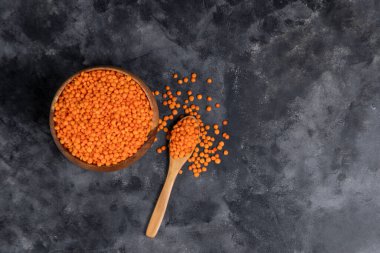 Mermer yüzeyde kırmızı mercimek fasulyesi.