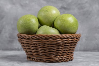 Taştan bir arka planda mükemmel taze yeşil elma sepeti. Yüksek kalite fotoğraf