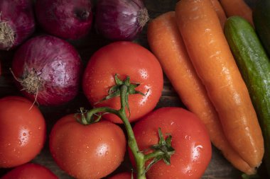 Tahta bir masanın üzerine taze olgun sebzeler. Yüksek kalite fotoğraf