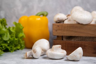 Sarı dolma biber ve mantarlı salata. Yüksek kalite fotoğraf