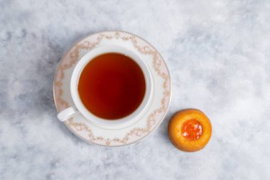 Ev yapımı kayısı reçelli parmak izi kurabiyeli bir fincan çay. Yüksek kalite fotoğraf