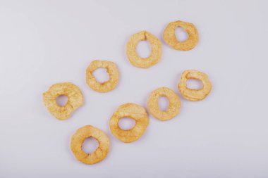 Beyaz arka planda bir sürü kurutulmuş elma halkası. Yüksek kalite fotoğraf