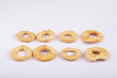 Beyaz arka planda bir sürü kurutulmuş elma halkası. Yüksek kalite fotoğraf