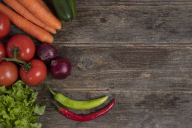 Tahta bir masanın üzerine taze olgun sebzeler. Yüksek kalite fotoğraf