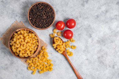 Gri arka planda bir kasede makarna. Üst Manzara. Boşluğu kopyala.