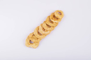 Beyaz arka planda izole edilmiş lezzetli kurutulmuş elma halkaları. Yüksek kalite fotoğraf