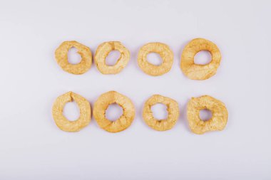 Beyaz arka planda bir sürü kurutulmuş elma halkası. Yüksek kalite fotoğraf