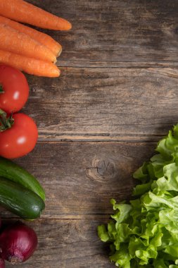 Tahta bir masanın üzerine taze olgun sebzeler. Yüksek kalite fotoğraf