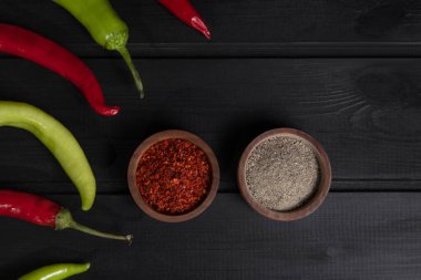 Kırmızı ve yeşil acılı biberler ahşap bir kasede baharatlı. Yüksek kalite fotoğraf