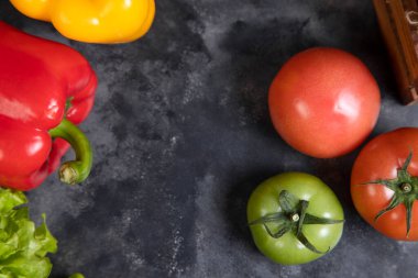 Taş zemine yerleştirilmiş çeşitli taze sağlıklı sebzeler. Yüksek kalite fotoğraf
