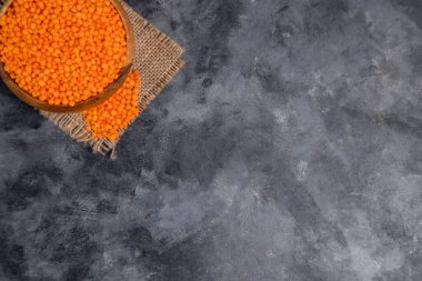 Mermer yüzeyde kırmızı mercimek fasulyesi.