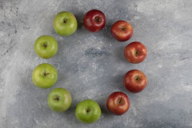 Mermer yüzeyde lezzetli kırmızı ve yeşil elma yığını. Yüksek kalite fotoğraf