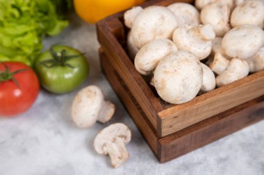 Taş zemine yerleştirilmiş çeşitli taze sağlıklı sebzeler. Yüksek kalite fotoğraf