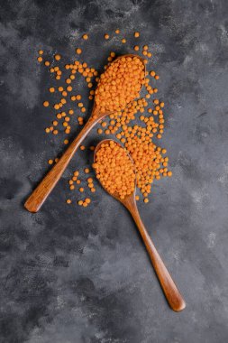 Mermer yüzeyde kırmızı mercimek fasulyesi.