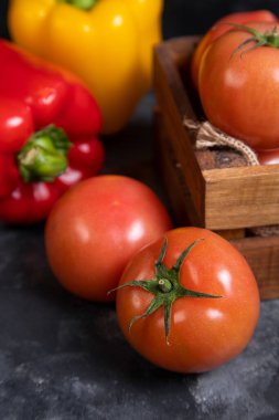 Sarı ve kırmızı dolma biberli sulu domateslerle dolu ahşap bir kutu. Yüksek kalite fotoğraf