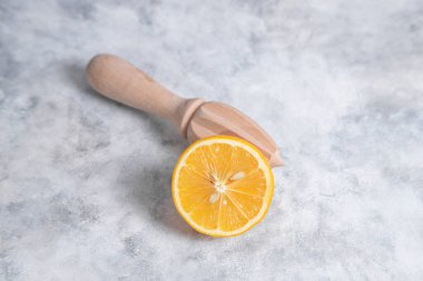 Tahta bir masada taze sarı limon