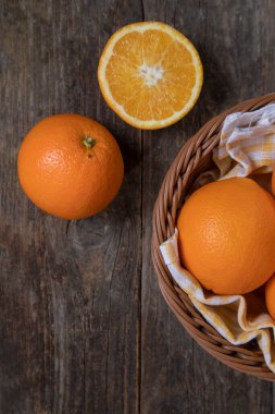 Hasır sepete yerleştirilmiş lezzetli taze portakallar. Yüksek kalite fotoğraf