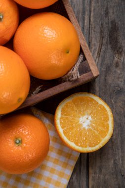 Tahta kutuya yerleştirilmiş lezzetli taze portakallar. Yüksek kalite fotoğraf